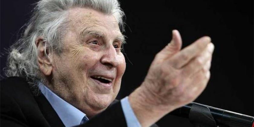 O primeiro grande sucesso na trajetória do compositor Mikis Theodorakis foi a trilha sonora do filme ZORBA, O GREGO. Mas, ele se notabilizou pelos estupendos trabalhos para os filmes políticos do seu compatriota Costa Gavras Z e Estado de Sítio.