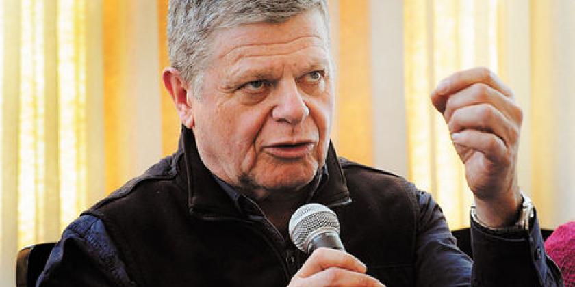 Gustavo Santaolalla é um compositor que sempre se pautou por algumas premissas básicas de vida. O primeiro ponto diz respeito a ética pelo trabalho, não por acaso ele gosta muito de citar uma frase do pintor espanhol Pablo Picasso: “Espero que a inspiração me encontre trabalhando.”