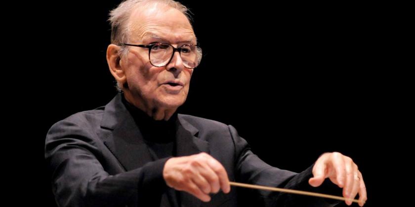 Morricone chega aos 90 anos, dotado de uma energia que é renovada pelo eco dos aplausos de plateia de todo o mundo que aprenderam a admirar a sua produção musical. Bravo Il Maestro!