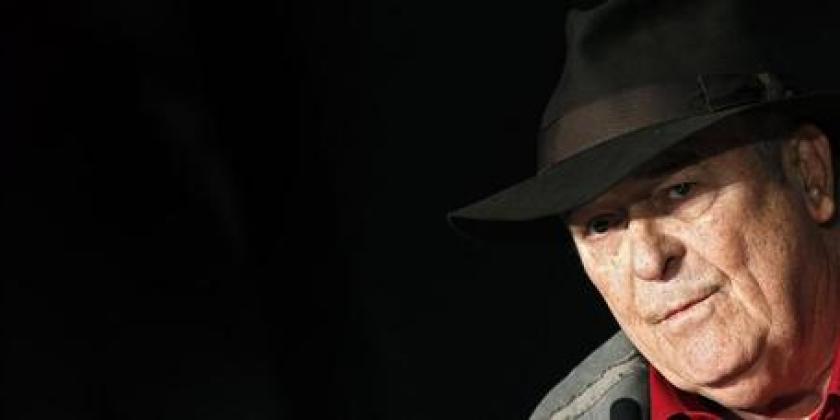 Bernardo Bertolucci nasceu em Parma no dia 16 de março de 1941. Ele tinha 15 anos e já brincava com uma câmera de 16 mm, dando as pistas do que viria a ser no futuro.Bernardo Bertolucci que morreu no ultimo dia 26 de novembro que foi vencido por um câncer.