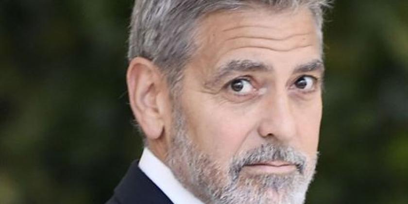 O ator George Clooney, vai completar no próximo dia dia 06 de maio , 59 anos, mas a homenagem ao ator e diretor será neste domingo, dia 03 de maio, oito da noite no programa A Música no Cinema pela Rádio Universitária FM (107,5).