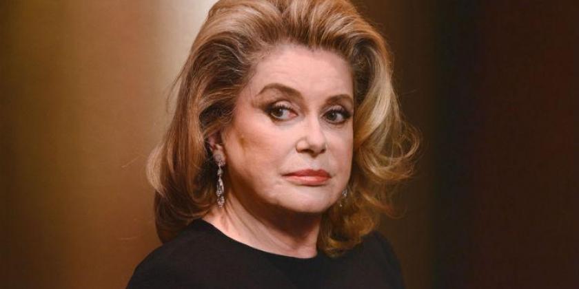 Catherine Dorleac que ficou mundialmente conhecida como Catherine Deneuve, ela que nasceu em Paris no dia 22 de outubro de 1943. Ela começou no cinema como Catherine Dorleac, que era seu nome de batismo, aparecendo no elenco de OS AMORES DE COLEGIAIS em 1957. 