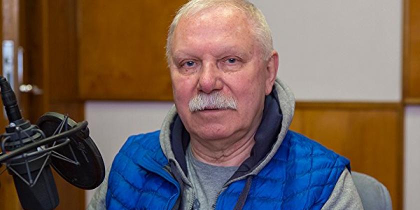 Andrzej Korzyński tem uma passagem marcante na sua trajetória de vida, quando passou pela Itália e ficou conhecendo Ennio Morricone. O seu encantamento foi tanto, que não teve dúvidas ao chegar na Polônia, preparou sua bagagem para mudar de ares. O que ele não contava é que o governo comunista polonês acabou segurando seu passaporte, não permitindo que ele viajasse e consequentemente ele deixoude realizar o seu grande sonho.