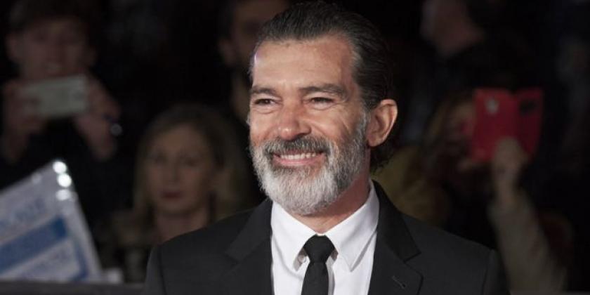 Antonio Banderas natural de Málaga, Espanha, nasceu no dia 10 de Agosto de 1960.Antonio Banderas, jogador de futebol? Não fosse um pé quebrado e algumas aulas de artes dramáticas, e o destino do ator espanhol talvez fosse esse mesmo. Mas o fato é que o pé quebrado aos 14 anos afastou Banderas dos campos de futebol e o levou diretamente para os palcos do teatro.